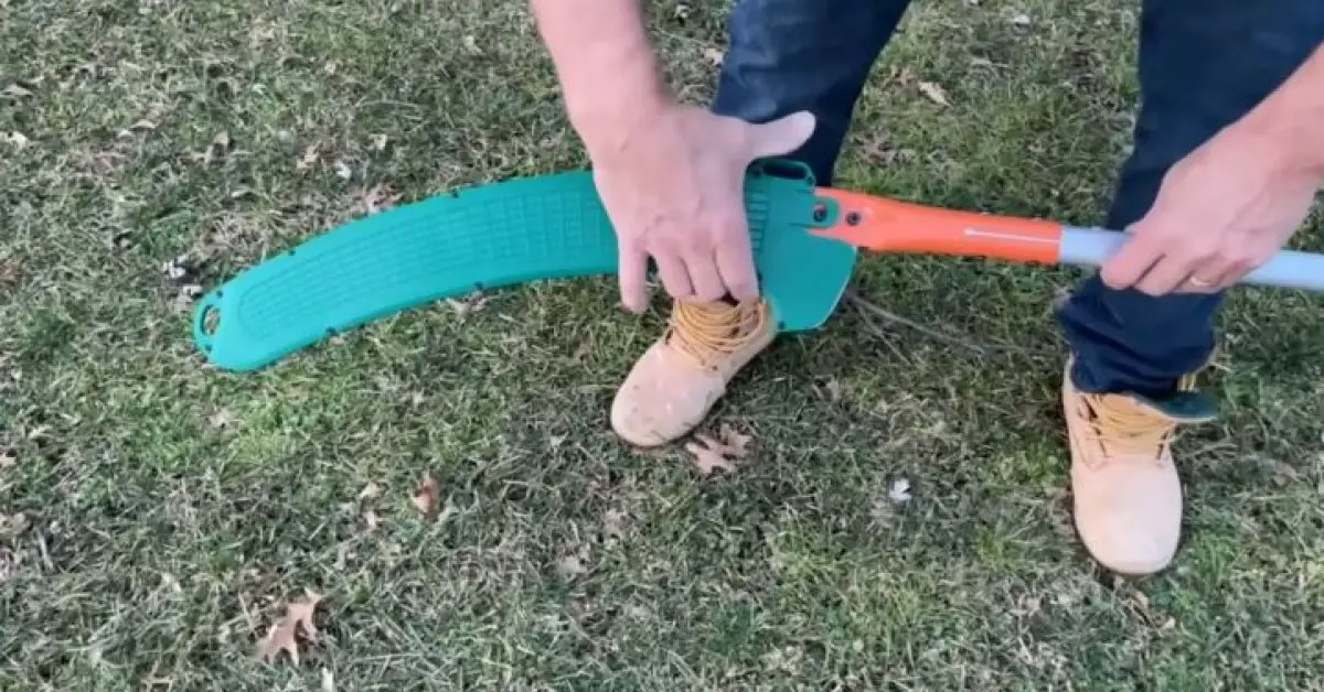 How to Use a Manual Pole Saw? (StepbyStep)